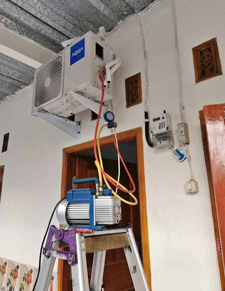 Teknisi Anugerah Jaya Service memasang outdoor unit AC GREE - Jabodetabek